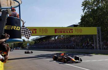 Bandera a cuadros para Max Verstappen (Red Bull), por delante de Charles Leclarc (Ferrari).