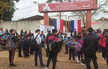Alumnos de la escuela 2521 "José Asunción Flores" de Salto del Guairá permanecen afuera, tras la toma de la institución esta mañana por padres de familia que reclaman rubros al MEC