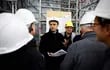 El presidente de Francia, Emmanuel Macron, conversa con los constructores y expertos que trabajan en la reconstrucción de la catedral de Notre Dame, en París. (AFP)