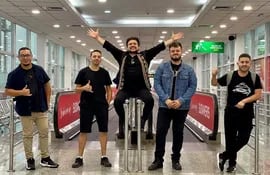 Los integrantes de Tierra Adentro posan en el aeropuerto Silvio Pettirossi antes de partir rumbo a España para los Latin Grammy.