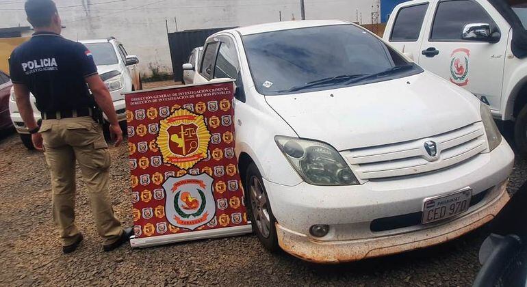 El automóvil localizado fue llevado a la base del Departamento de Investigaciones de Alto Paraná.