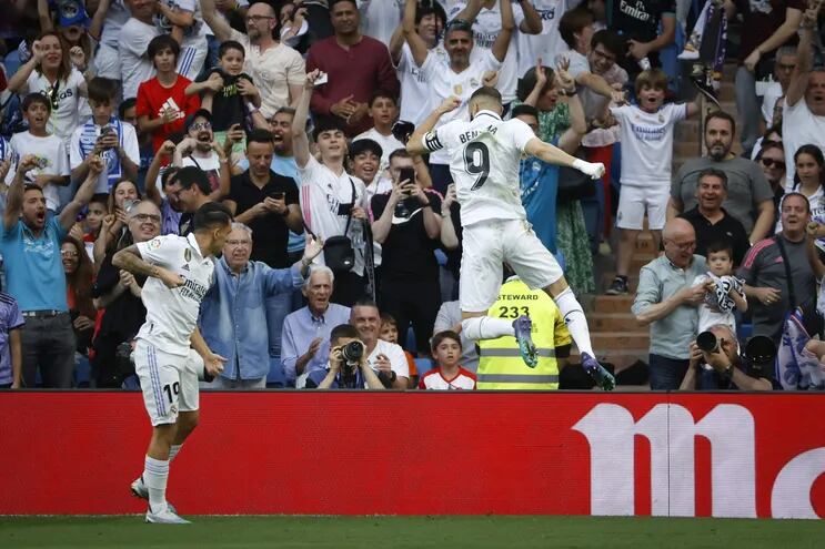El delantero del Real Madrid Karim Benzema celebra su gol, primero del equipo blanco ante el Almería, en el encuentro correspondiente a la jornada 32 de LaLiga Santander que Real Madrid y UD Almería disputan este sábado en el Santiago Bernabéu, en Madrid.