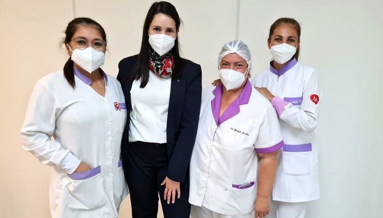 Grupo de enfermeras del Hospital de Clínicas, junto a la visitadora María José Figueredo, de Laboratorios de Productos Éticos.