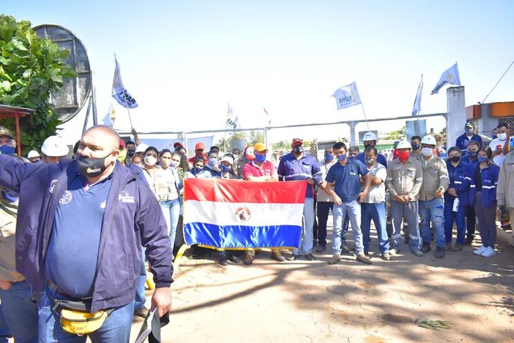 Los funcionarios iniciaron una manifestación esta mañana, frente a la Planta Alcoholera de Petropar en Mauricio José Troche.