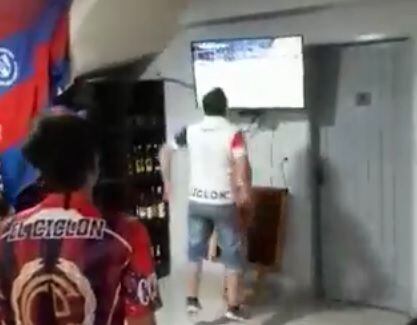 El aficionado de Cerro Porteño hizo el saltito, frente al televisor, para cabecear la pelota.