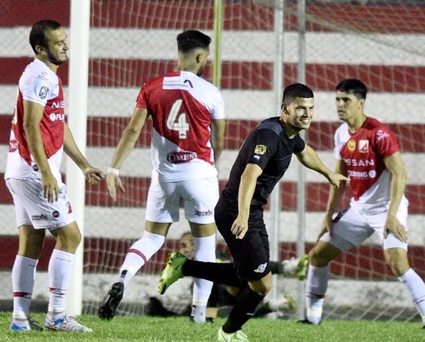 El festejo de Rodrigo Bogarín tras anotar el gol que al final le dio el triunfo a Libertad. Lo sufren los defensores de River Plate.