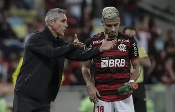Paulo Sousa, entrenador portugués del Flamengo, dando indicaciones al jugador Andreas Pereira.