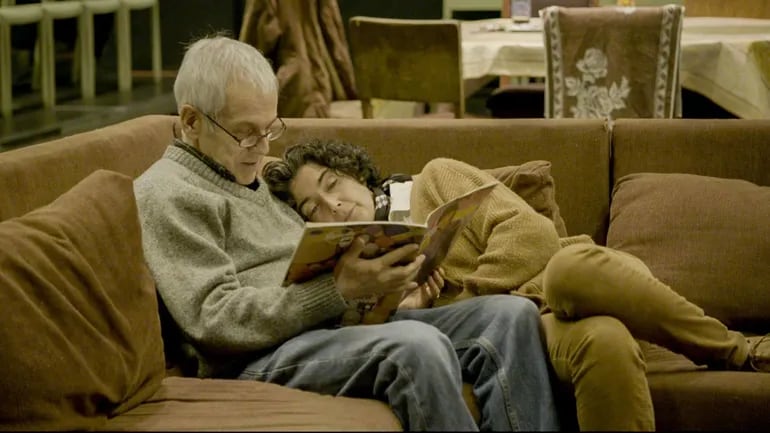 Augusto Góngora y Paulina Urrutia en una escena del documental chileno "La memoria infinita", que compite por el Óscar.