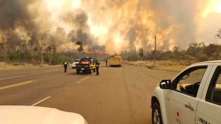 Un carro hidrante de los bomberos voluntarios llega hasta la zona afectada del parque Cerro Corá.