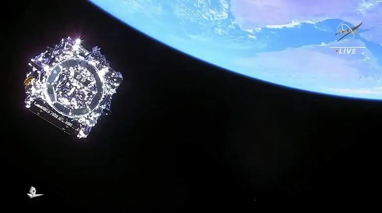 Fotografía cedida por la NASA del telescopio James Webb viajando por el espacio cerca de la Tierra. (AFP)