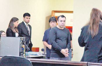 Julio César González Cáceres, esposado, el día en que se lo condenó a 27 años de cárcel por matar a su hijo. El juicio concluyó en 2018.