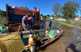 En Villa Florida evacuan a unas familias que ya fueron alcanzadas por las aguas del río tebicuary.