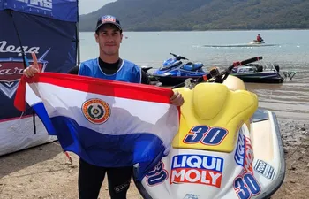 Juan José Sánchez festeja el título de campeón del Campeonato Sudamericano de Motos de Agua en la categoría Motos de Agua hasta 900 cc.
