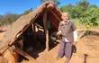 Don Gregorio Mujica de 71 años frente a su precaria vivienda en 7 Montes, Curuguaty