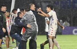 El entrenador Pedro Sarabia festeja con David Fleitas (d) después de la victoria de Nacional sobre Sport Huancayo en el Defensores del Chaco de Asunción y clasificación a la Fase 2 de la Copa Libertadores.