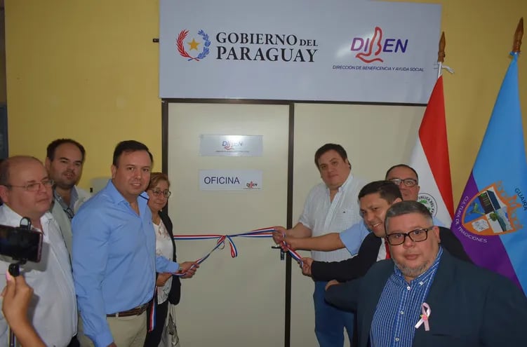 El director de la Diben, Fernando Ortellado, junto al gobernador de Guairá, César Luis Sosa (ANR) y otros funcionarios en el acto protocolar de desatado de cinta para la habilitación de la oficina de la Diben en Villarrica.