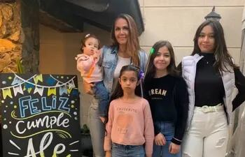 Ingrid Poka con sus cuatro hijas: Ingrita, Annabella, Alessandra y Antonella.