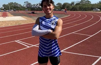 Alexander Villalba (16 años) estableció un nuevo récord nacional en salto largo, en el nuevo campo que se estrenó en Filadelfia, Chaco.