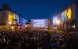 Espectadores en la Piazza Grande del Festival Internacional de Cine de Locarno, Suiza.