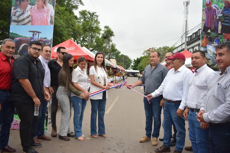 La gobernadora Norma Zárate de Monges (centro) en compañía del presidente de la Junta Departamental, Daniel Ortiz (ANR), acompañados de concejales departamentales e intendentes.