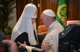 El papa Francisco (d)  y el patriarca ortodoxo ruso Kiril (i), el 12 de febrero de 2016, en Cuba.