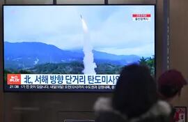 Un monitor de televisión en una estación de tren muestra el lanzamiento de un misil de Corea del Norte.