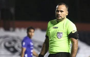 Giancarlos Juliadoza, árbitro de Ameliano vs. Cerro Porteño.