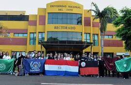 Grupo de alumnos que representó a la UNE  en un concurso de investigaciones, frente al Rectorado de la institución.