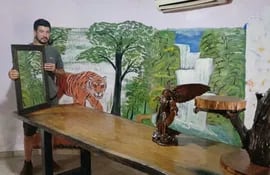 Emprendedor exhibe su trabajo en madera y pintura, producto de gran talento