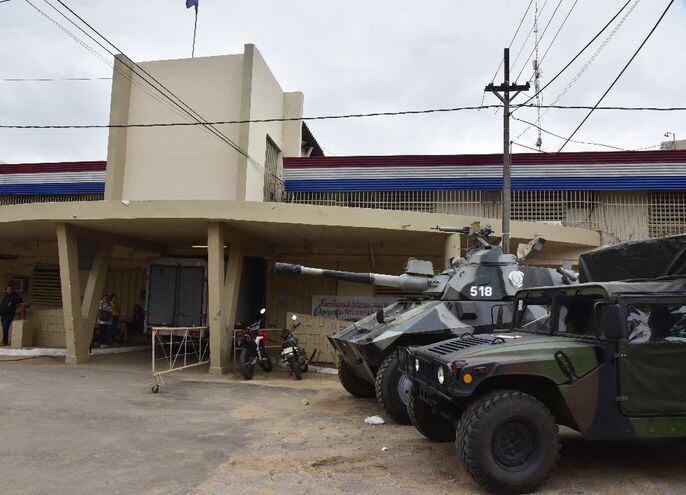 Una tanqueta y un camión militar resguardan la entrada a la Penitenciaría Nacional de Tacumbú ante la amenaza de huelga.