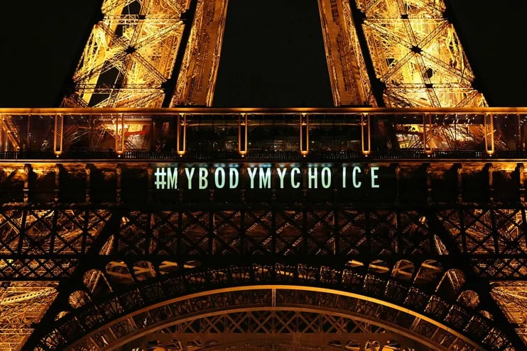 "Mi cuerpo mi decisión" reza un mensaje proyectado en la torre Eiffel, en París, luego de que el parlamento francés decidiera inscribir en la Constitución la garantía de poder recurrir a un aborto.