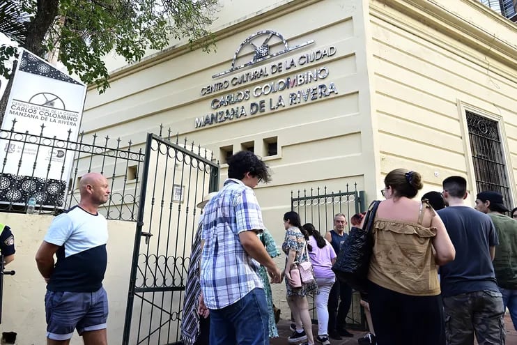 El público ingresa al Centro Cultural de la Ciudad Manzana de la Rivera en el marco de la "Noche de los museos".