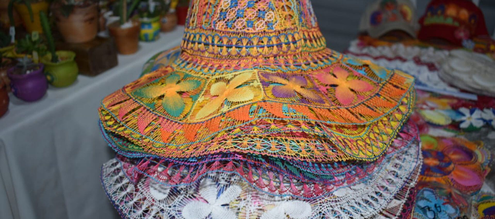 Artesanas de Itauguá exponen en la noche bellos artículos de Ñandutí, como carteras, sombreros, billeteras, aros, llaveros, termos, manteles, banderas, prendas de vestir, calzados y otros.