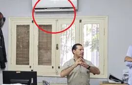 El presidente de la ANDE, Félix Sosa, bajo un acondicionador de aire a 16°C, mientras la institución recomienda usarlo a 24°C