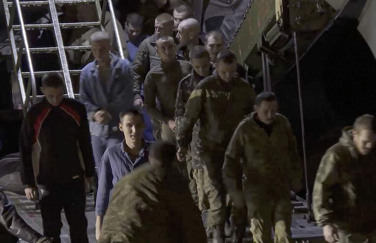 Imagen cedida por el Ministerio de Defensa de Rusia en la que se observa a un grupo de prisioneros que estaban bajo custodia del ejército de Ucrania.  (EFE)