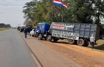 Maquinas agrícolas apostados al costado del km 215 de la Ruta Py 02, para exigir la criminalización de las invasiones de tierras