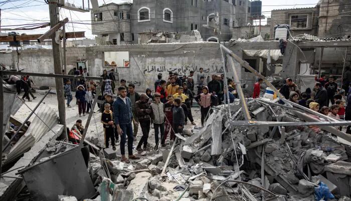 Los palestinos buscan personas desaparecidas bajo los escombros de los edificios destruidos tras los ataques aéreos israelíes, en Khan Yunis, al sur de la Franja de Gaza, el 12 de enero de 2024.EFE