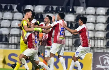 Los jugadores de Sportivo San Lorenzo celebran la clasificación a octavos de final de la Copa Paraguay después de eliminar a Olimpia en el estadio Manuel Ferreira, en Asunción.