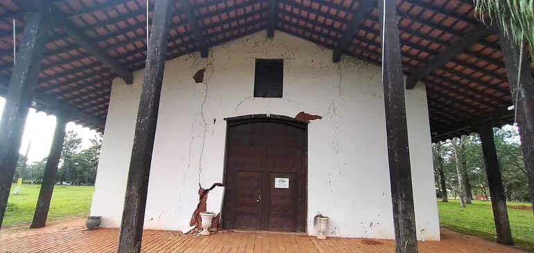 Fachada del templo jesuita de 275 años ubicado en el distrito de San Joaquín y que está por derrumbarse.