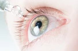 El ojo es irrigado por gran cantidad de pequeños vasos sanguíneos. Que alguno se rompa y tiña el ojo de rojo es bastante frecuente y en muchos casos inofensivo.