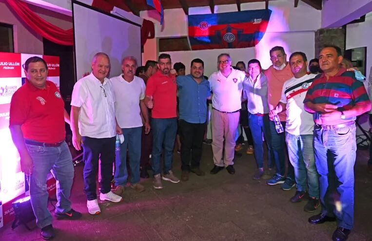 Ojeda (camisa celeste), a su derecha Ullón, anoche en el puesto de comando de la “Alianza Azulgrana por un Cerro en primer lugar”.