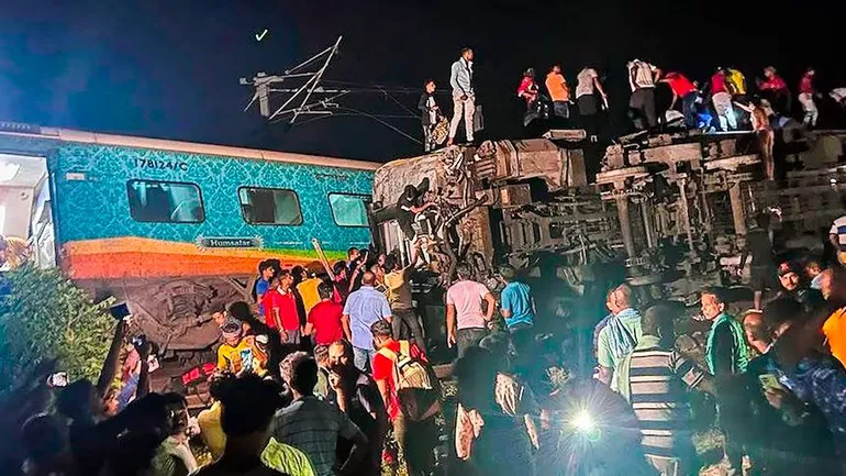 Más de 200 muertos y cientos de heridos tras un choque de trenes en la India.