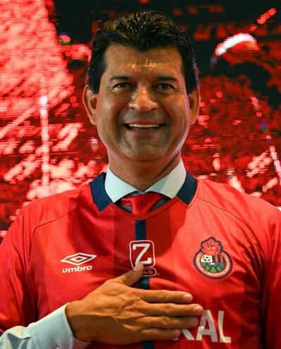 José Saturnino Cardozo, 50 años, es el nuevo entrenador del Municipal, el club más laureado de Guatemala.