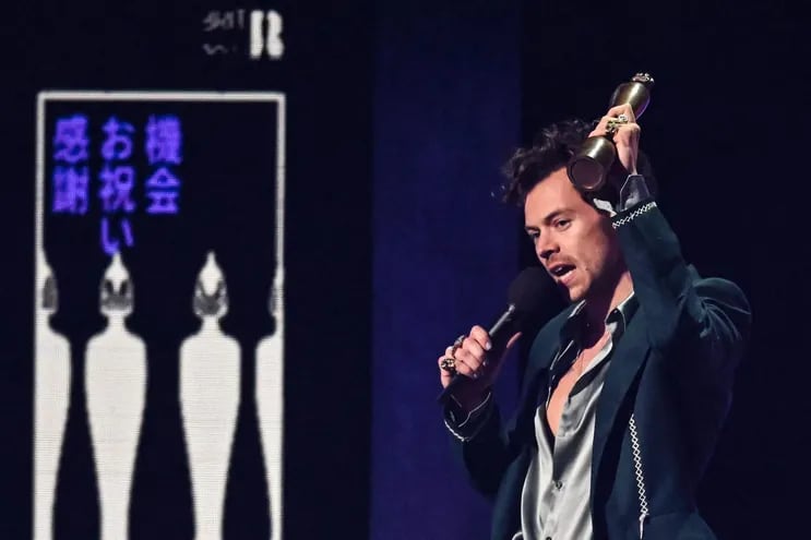 El cantante Harry Styles tras recibir el premio al Álbum del Año en los Brit Awards. La premiación se realizó anoche en Londres.
