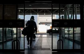 Un pasajero con tapabocas en el aeropuerto internacional Arturo Merino Benítez, en Santiago, Chile.
