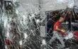 Manifestantes incendiaron y rompieron vidrios de edificios. En la gráfica el Coliseo de Roubaix. (AFP)
