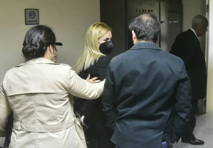 Ana Girala con las manos esposadas en la espalda, en Tribunales.