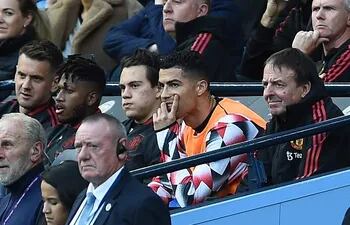 Cristiano Ronaldo, en el banco de suplentes del Manchester United durante el derbi ante Manchester City.