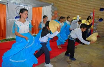 Presentación de danza paraguaya a cargo de los alumnos de la Escuela Clotilde Bordón por sus 100 años de vida institucional.