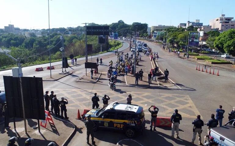 La manifestación en la cabecera del Puente de la Amistad, hacia el lado de Brasil. En Paraguay fue nula la participación.
